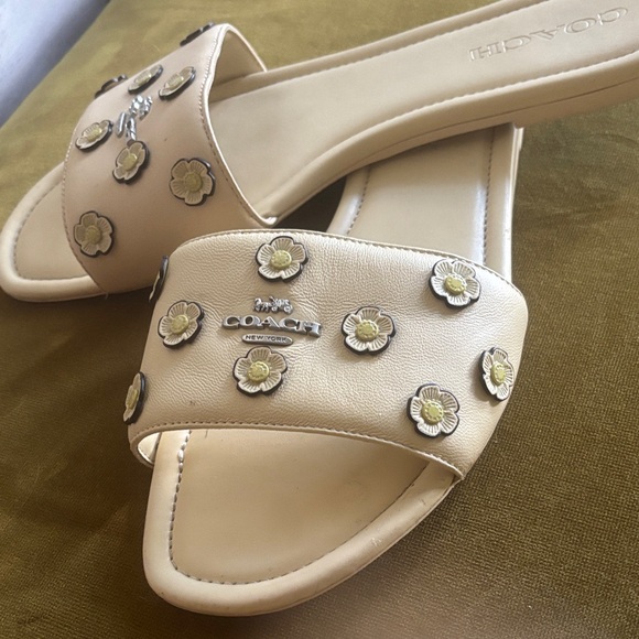 Butter yellow Coach slide Sandal With Tea Rose - Picture 10 of 11